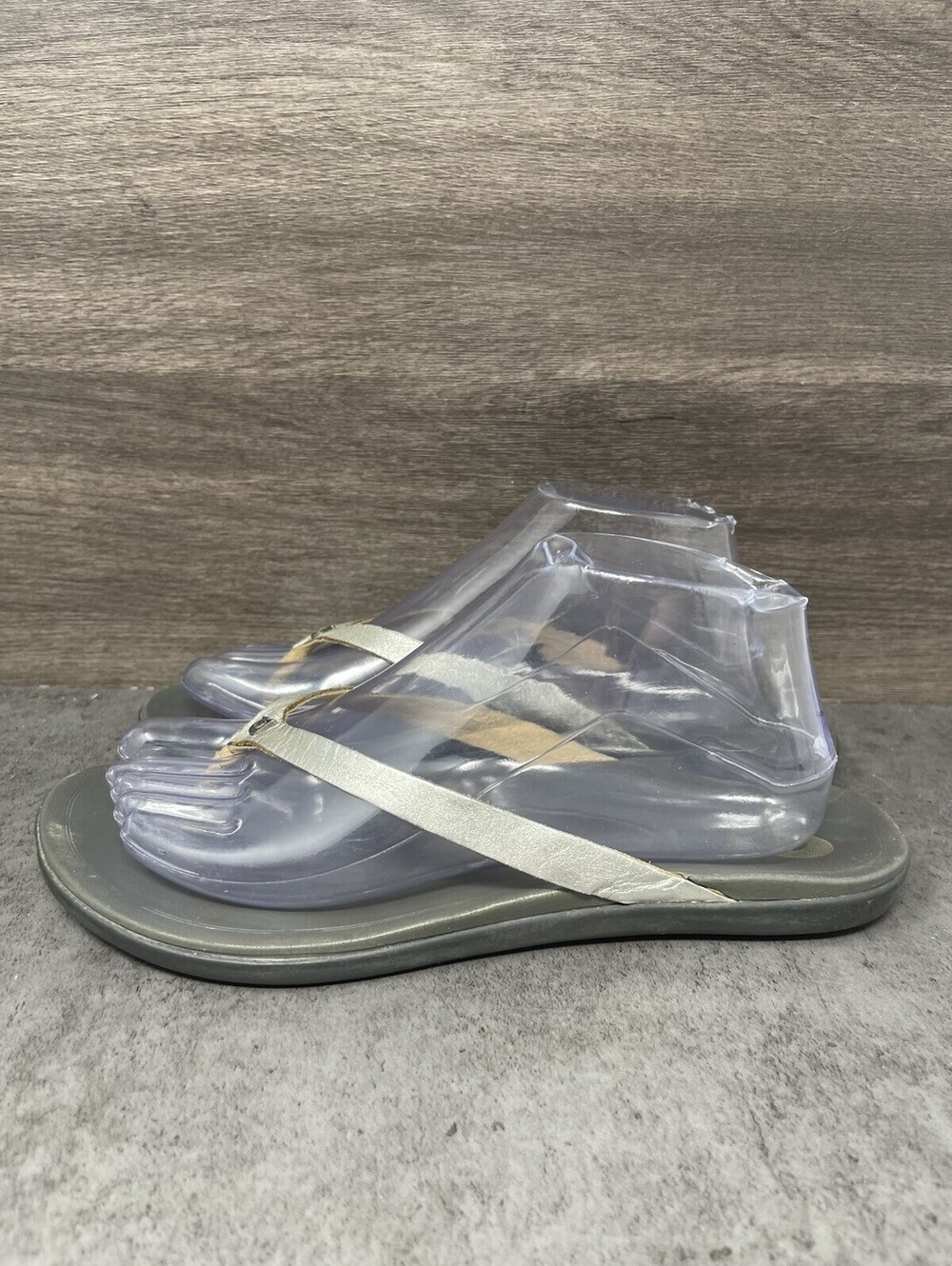 OluKai Womens Size 9 EU 39 Silver Grey Leather Toe Ring Flip Flop Sandals